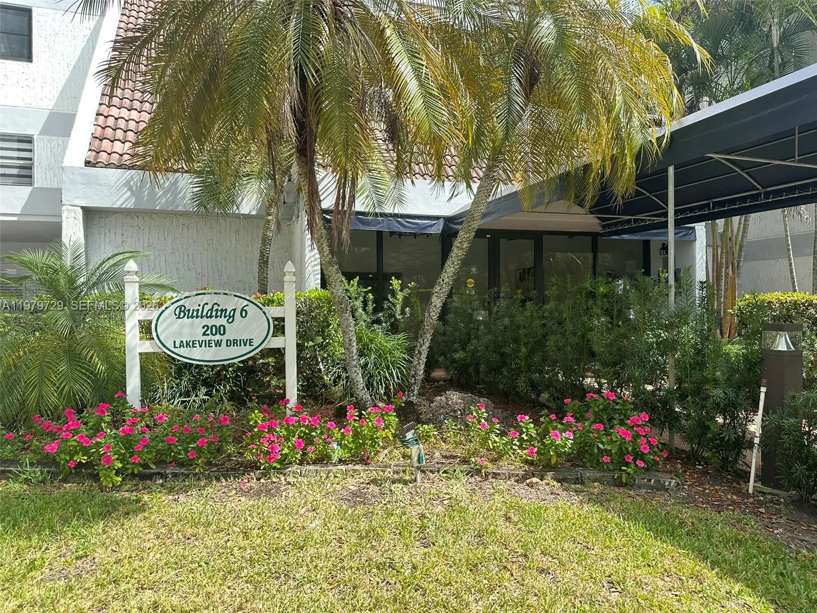 200 Lakeview Dr 111, Weston, Florida 33326, Weston, Florida 33326, 2 Bedrooms Bedrooms, ,2 BathroomsBathrooms,Residential Lease,For Rent,200 Lakeview Dr 111, Weston, Florida 33326,A11979729