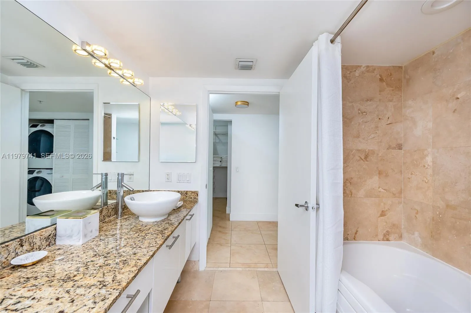 41 Se 5th St 1508, Miami, Florida 33131, Miami, Florida 33131, 2 Bedrooms Bedrooms, ,2 BathroomsBathrooms,Residential Lease,For Rent,41 Se 5th St 1508, Miami, Florida 33131,A11979741