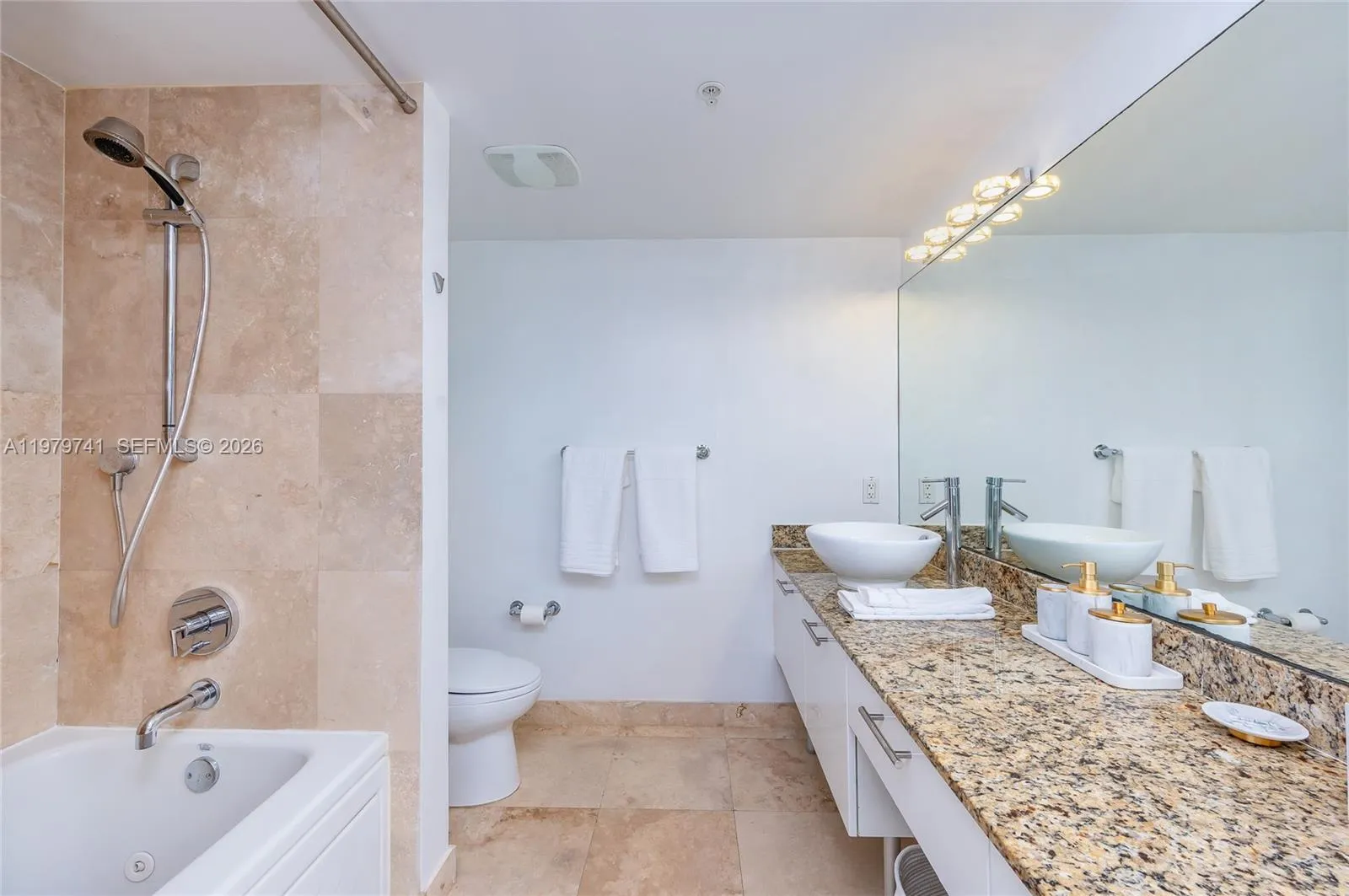 41 Se 5th St 1508, Miami, Florida 33131, Miami, Florida 33131, 2 Bedrooms Bedrooms, ,2 BathroomsBathrooms,Residential Lease,For Rent,41 Se 5th St 1508, Miami, Florida 33131,A11979741