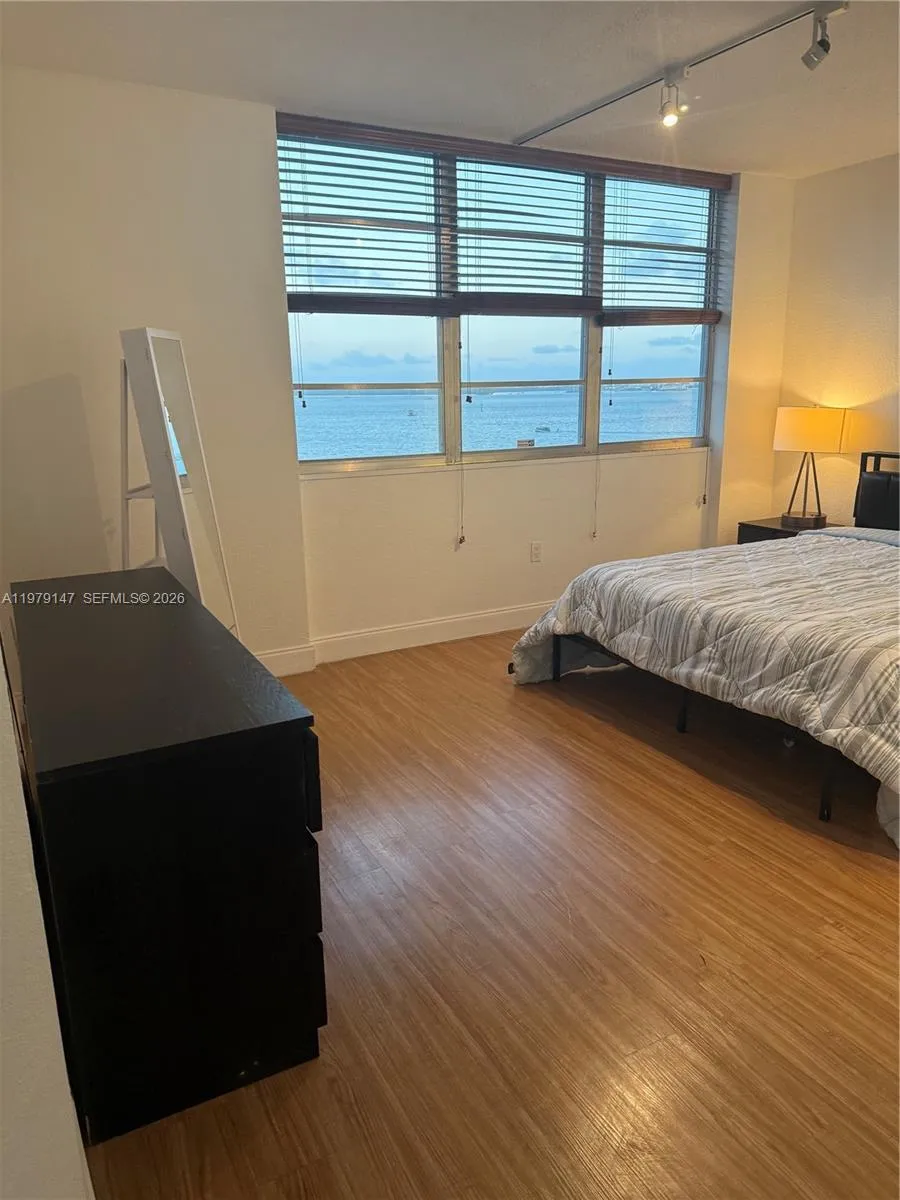 801 Brickell Bay Dr 470, Miami, Florida 33131, Miami, Florida 33131, 3 Bedrooms Bedrooms, ,3 BathroomsBathrooms,Residential Lease,For Rent,801 Brickell Bay Dr 470, Miami, Florida 33131,A11979147