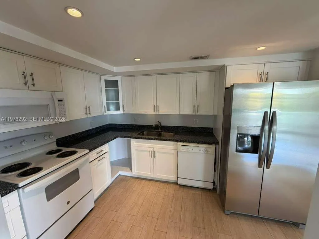 919 Hillcrest Dr 314, Hollywood, Florida 33021, Hollywood, Florida 33021, 2 Bedrooms Bedrooms, ,2 BathroomsBathrooms,Residential Lease,For Rent,919 Hillcrest Dr 314, Hollywood, Florida 33021,A11976292