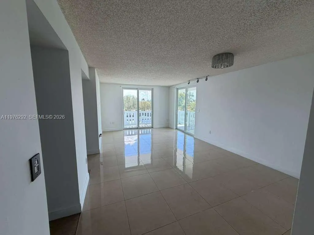 919 Hillcrest Dr 314, Hollywood, Florida 33021, Hollywood, Florida 33021, 2 Bedrooms Bedrooms, ,2 BathroomsBathrooms,Residential Lease,For Rent,919 Hillcrest Dr 314, Hollywood, Florida 33021,A11976292