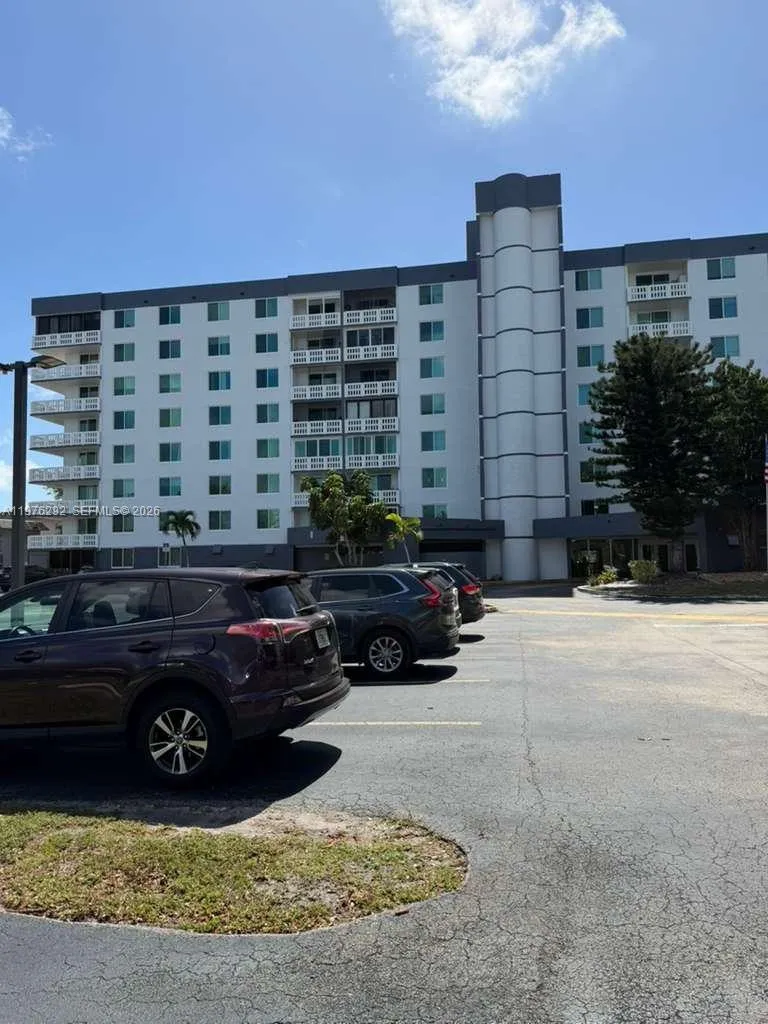 919 Hillcrest Dr 314, Hollywood, Florida 33021, Hollywood, Florida 33021, 2 Bedrooms Bedrooms, ,2 BathroomsBathrooms,Residential Lease,For Rent,919 Hillcrest Dr 314, Hollywood, Florida 33021,A11976292