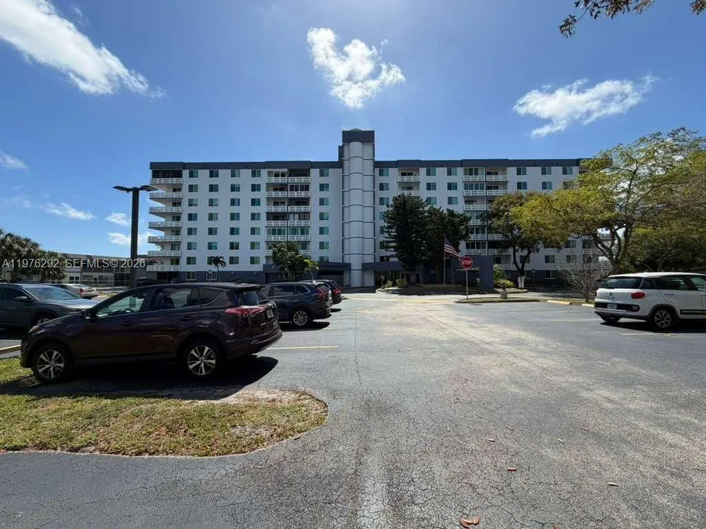 919 Hillcrest Dr 314, Hollywood, Florida 33021, Hollywood, Florida 33021, 2 Bedrooms Bedrooms, ,2 BathroomsBathrooms,Residential Lease,For Rent,919 Hillcrest Dr 314, Hollywood, Florida 33021,A11976292
