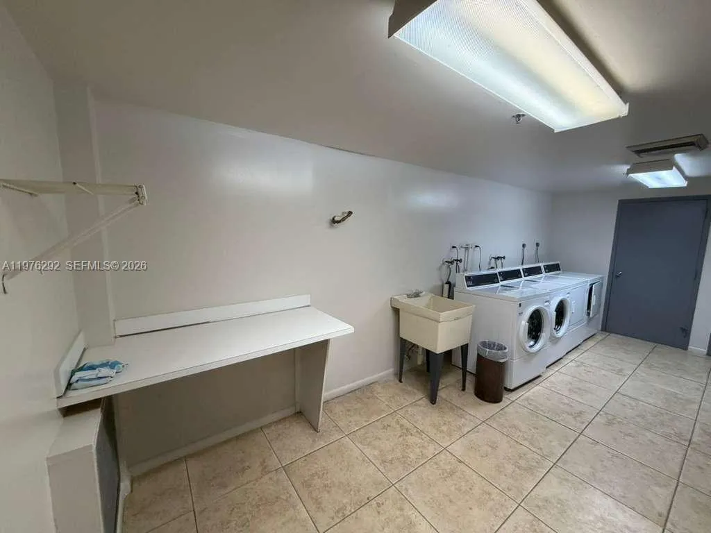 919 Hillcrest Dr 314, Hollywood, Florida 33021, Hollywood, Florida 33021, 2 Bedrooms Bedrooms, ,2 BathroomsBathrooms,Residential Lease,For Rent,919 Hillcrest Dr 314, Hollywood, Florida 33021,A11976292