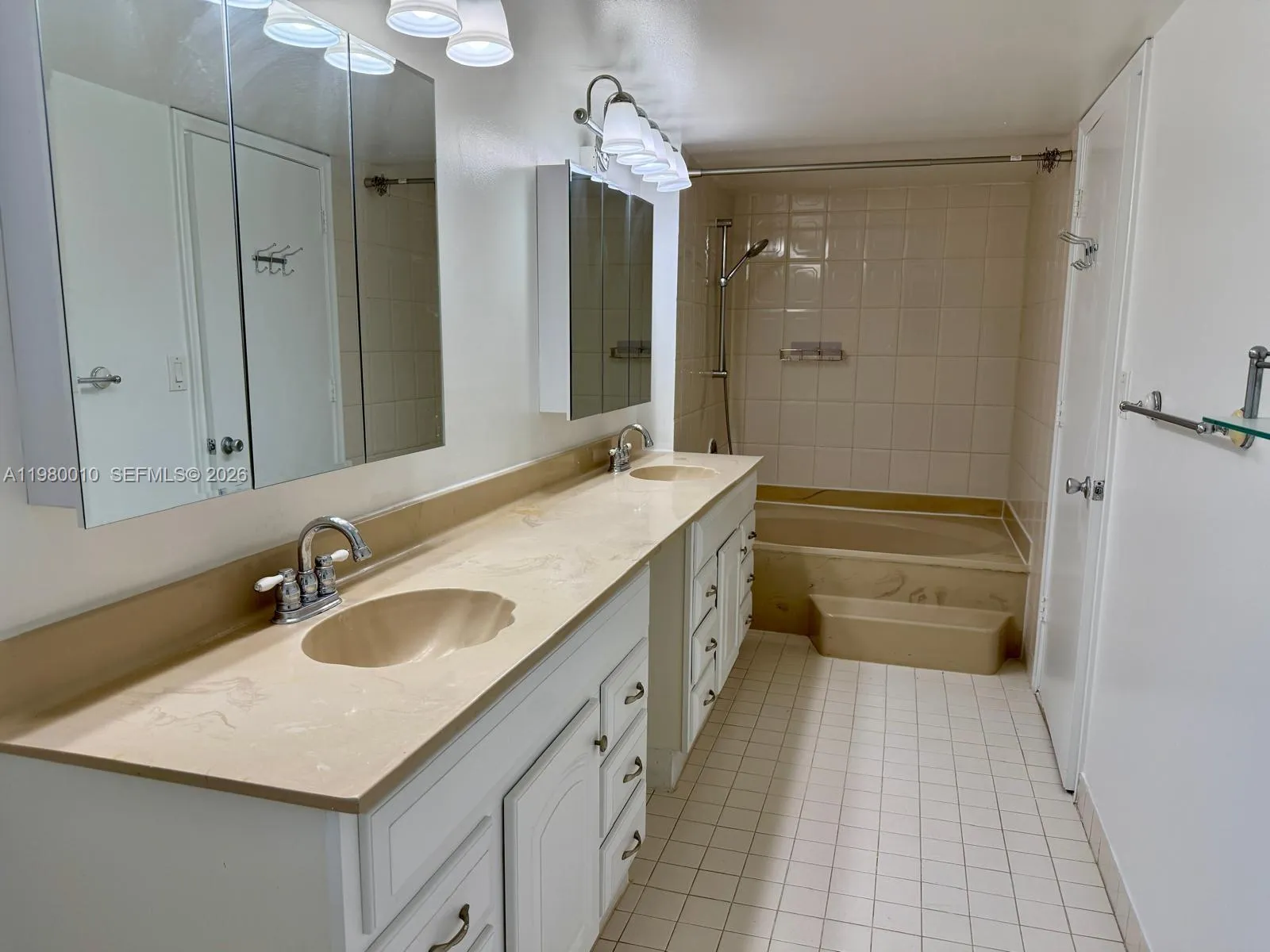 Master Bath\n