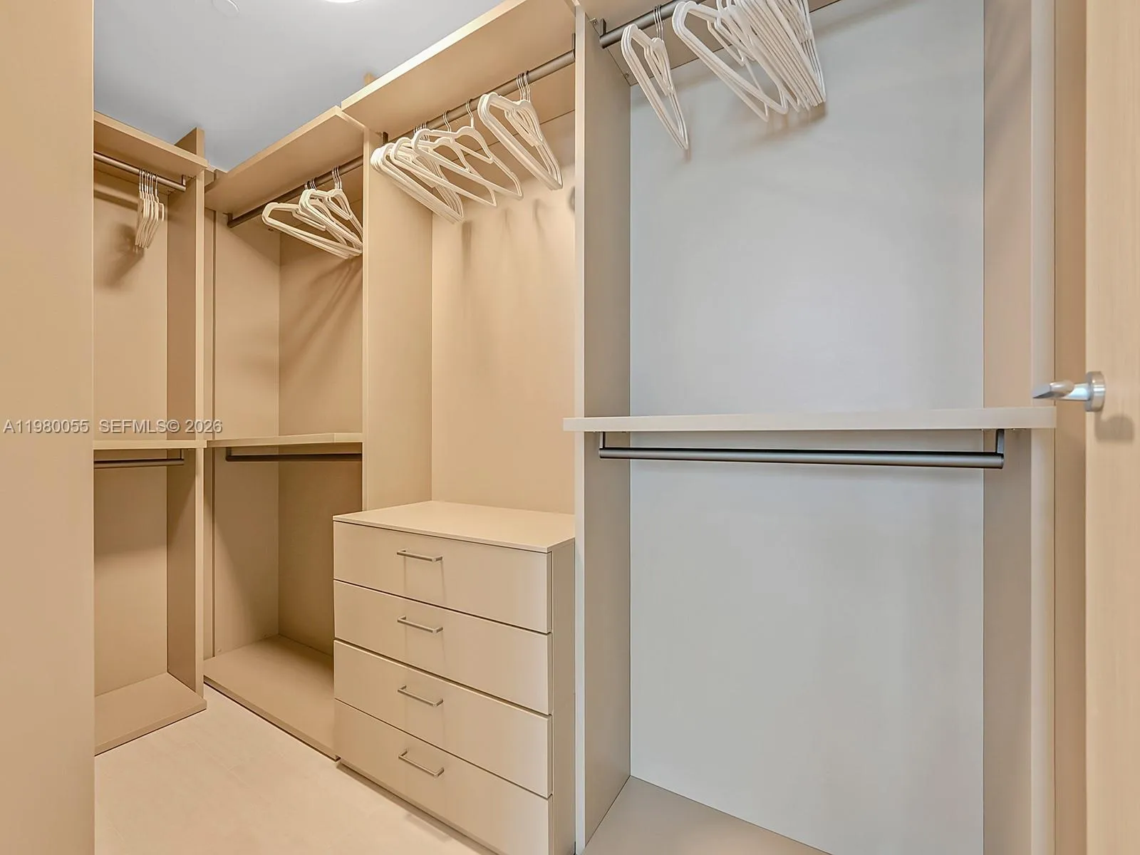 1000 Brickell Plz 3402, Miami, Florida 33131, Miami, Florida 33131, 3 Bedrooms Bedrooms, ,3 BathroomsBathrooms,Residential Lease,For Rent,1000 Brickell Plz 3402, Miami, Florida 33131,A11980055