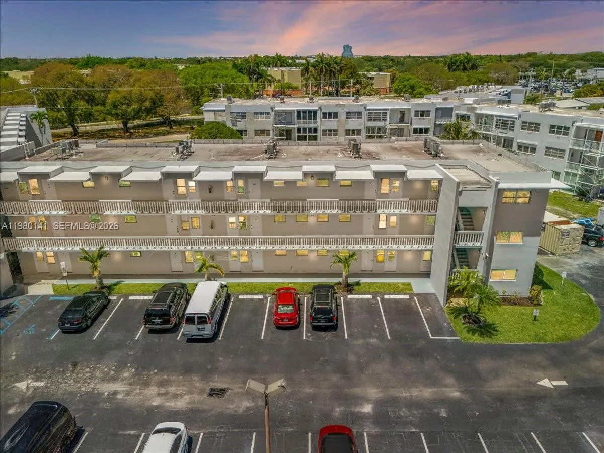 2200 Park Ln 109, Hollywood, Florida 33021, Hollywood, Florida 33021, 1 Bedroom Bedrooms, ,1 BathroomBathrooms,Residential Lease,For Rent,2200 Park Ln 109, Hollywood, Florida 33021,A11980141