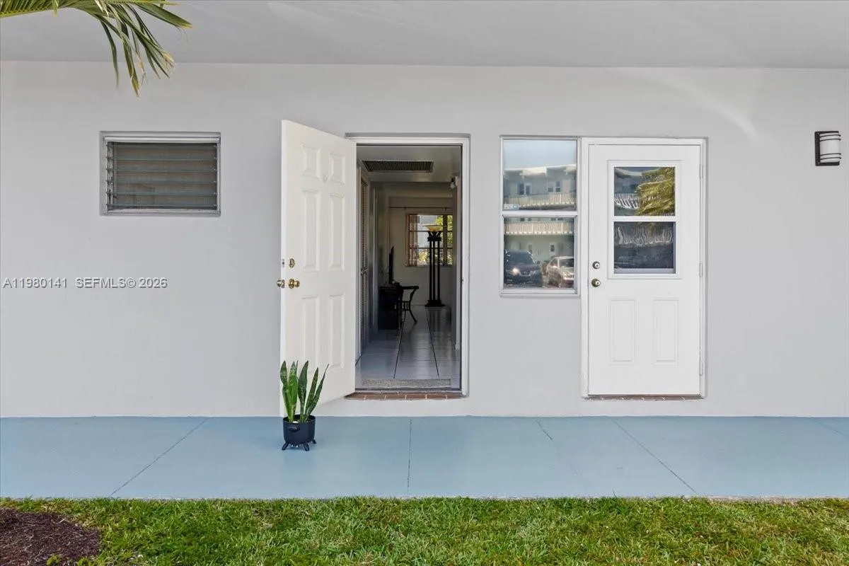 2200 Park Ln 109, Hollywood, Florida 33021, Hollywood, Florida 33021, 1 Bedroom Bedrooms, ,1 BathroomBathrooms,Residential Lease,For Rent,2200 Park Ln 109, Hollywood, Florida 33021,A11980141