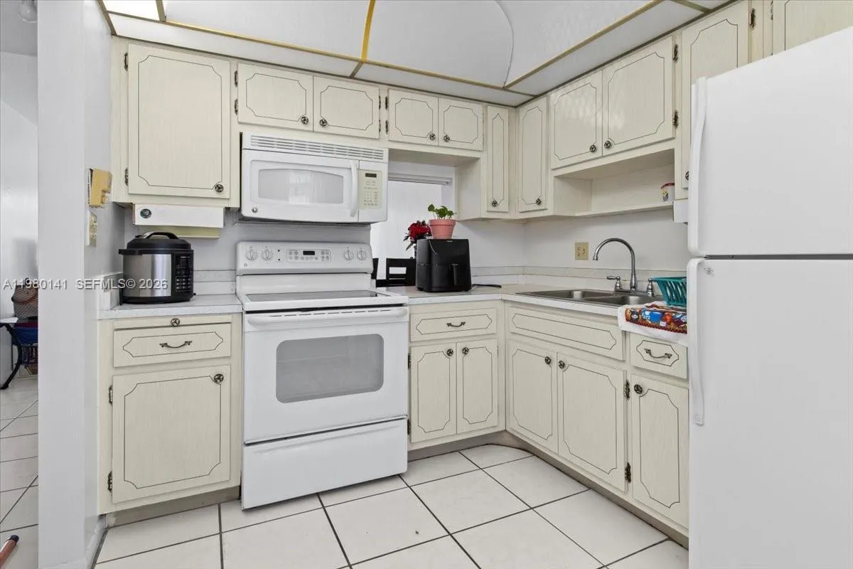 2200 Park Ln 109, Hollywood, Florida 33021, Hollywood, Florida 33021, 1 Bedroom Bedrooms, ,1 BathroomBathrooms,Residential Lease,For Rent,2200 Park Ln 109, Hollywood, Florida 33021,A11980141