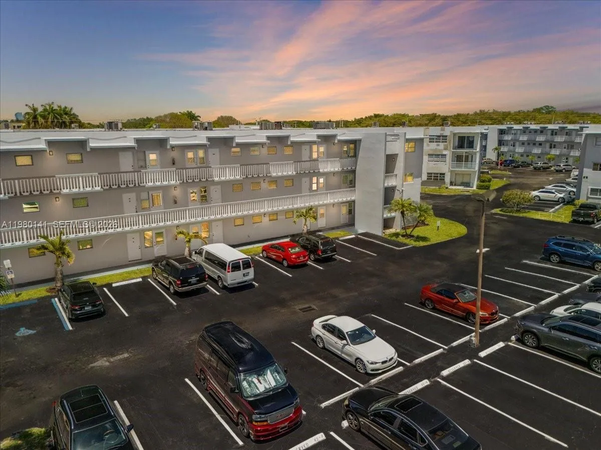 2200 Park Ln 109, Hollywood, Florida 33021, Hollywood, Florida 33021, 1 Bedroom Bedrooms, ,1 BathroomBathrooms,Residential Lease,For Rent,2200 Park Ln 109, Hollywood, Florida 33021,A11980141