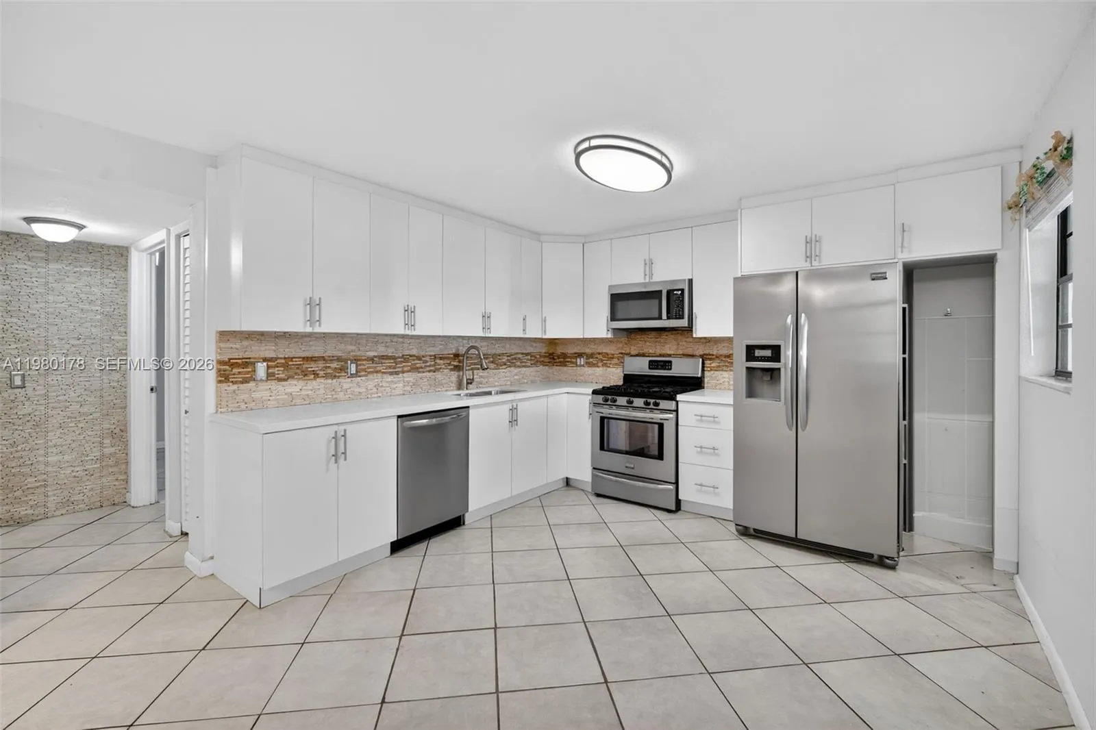 3265 Virginia St 9, Miami, Florida 33133, Miami, Florida 33133, 2 Bedrooms Bedrooms, ,2 BathroomsBathrooms,Residential Lease,For Rent,3265 Virginia St 9, Miami, Florida 33133,A11980178