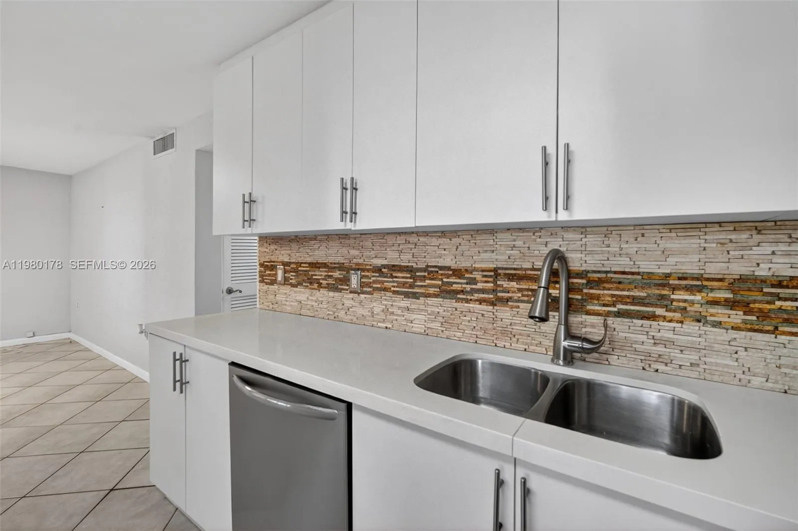 3265 Virginia St 9, Miami, Florida 33133, Miami, Florida 33133, 2 Bedrooms Bedrooms, ,2 BathroomsBathrooms,Residential Lease,For Rent,3265 Virginia St 9, Miami, Florida 33133,A11980178