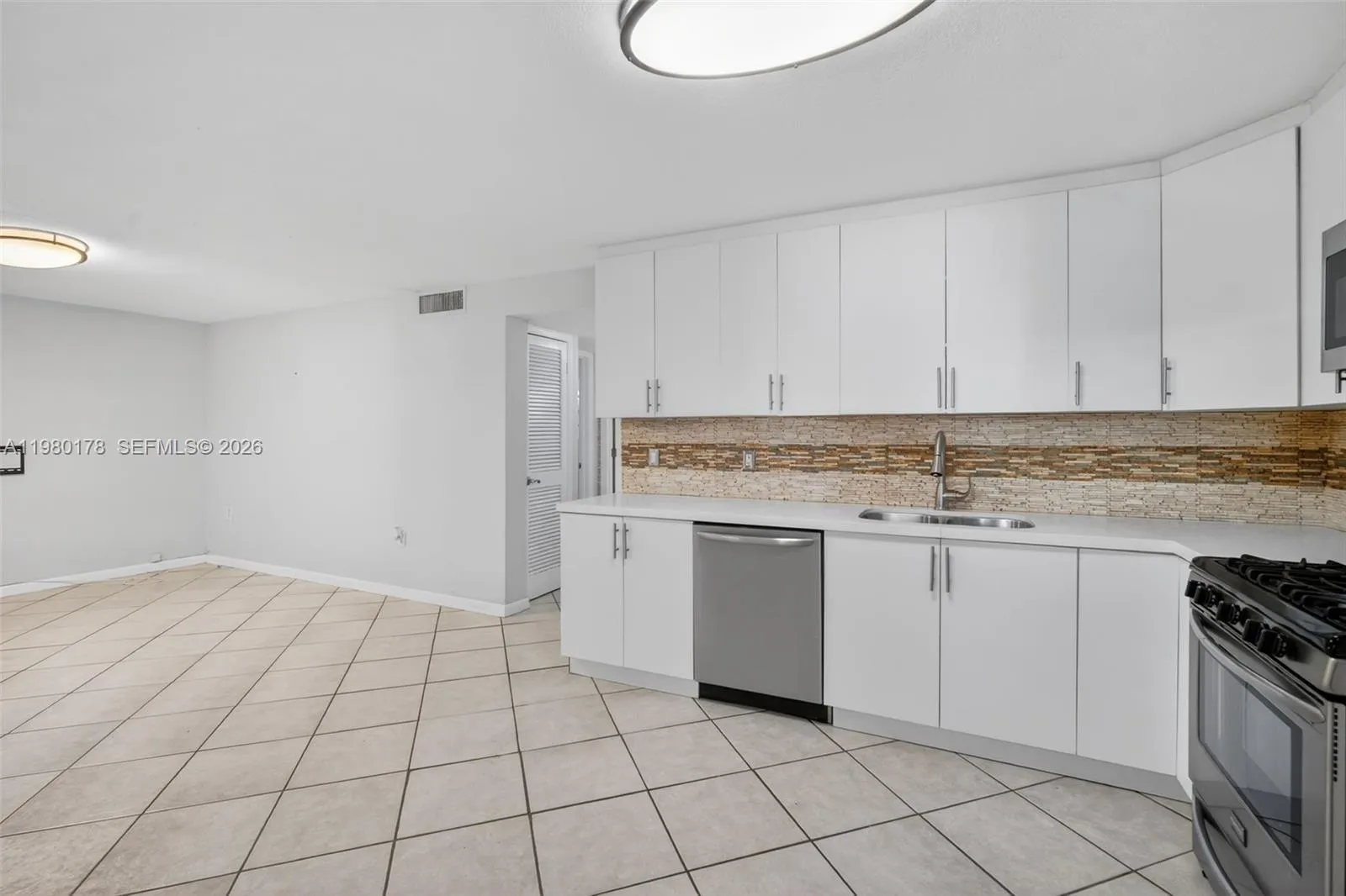 3265 Virginia St 9, Miami, Florida 33133, Miami, Florida 33133, 2 Bedrooms Bedrooms, ,2 BathroomsBathrooms,Residential Lease,For Rent,3265 Virginia St 9, Miami, Florida 33133,A11980178