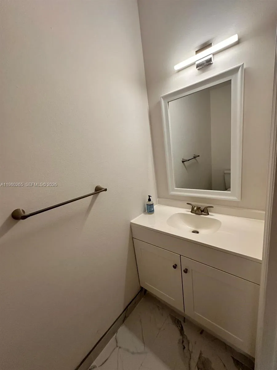 1/2 Bathroom