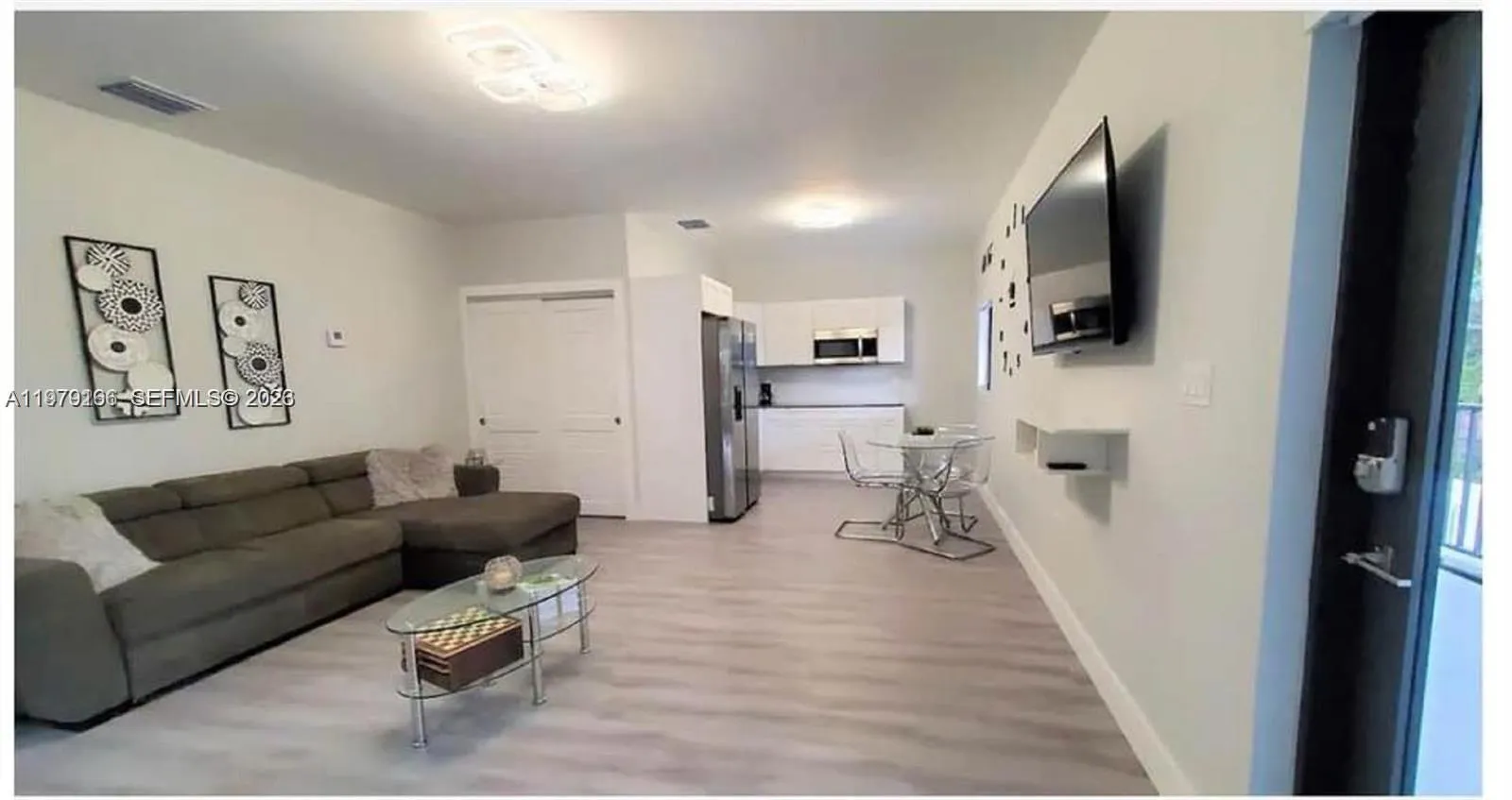 APARTMENT 1 - virtually staged