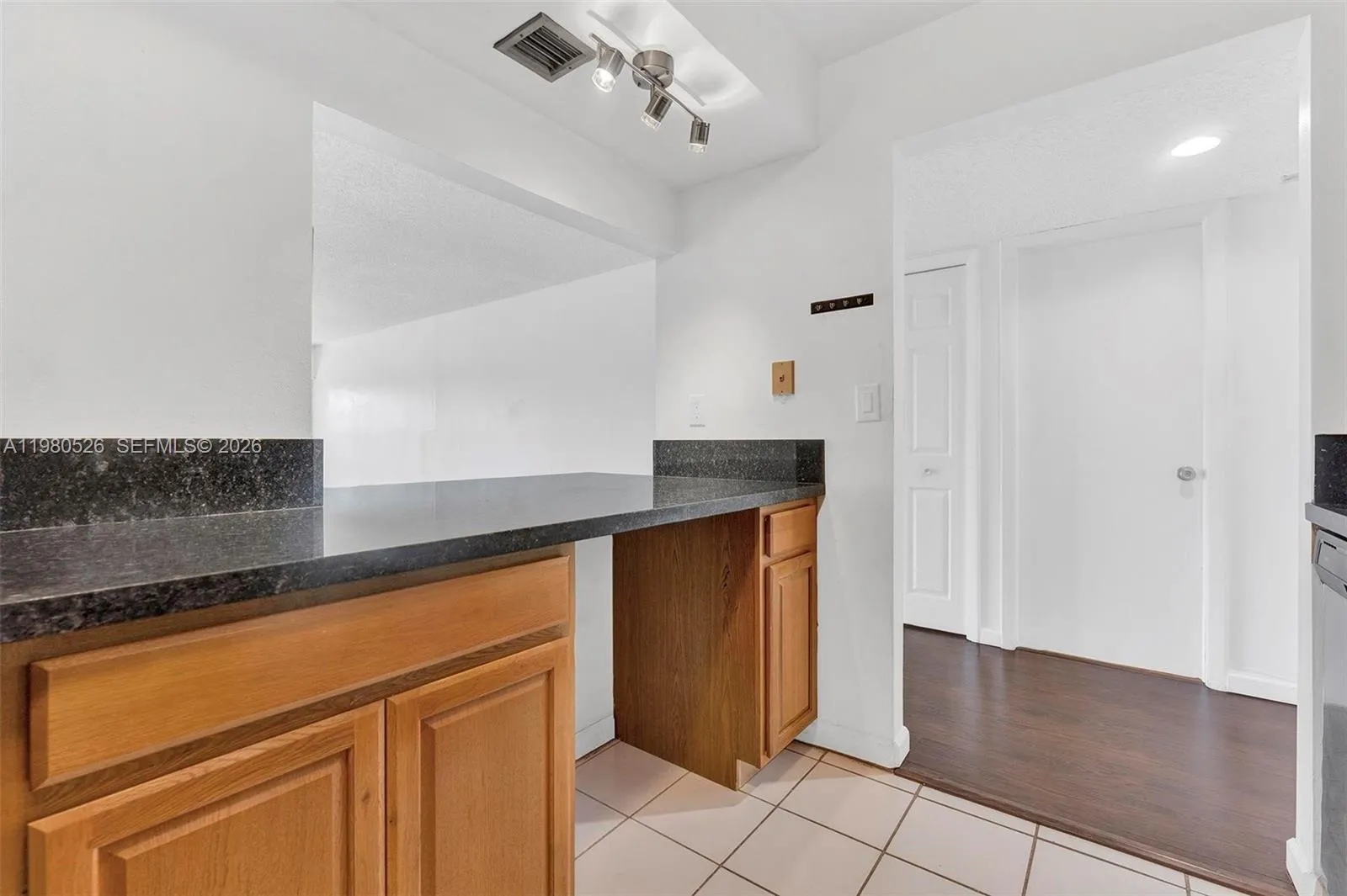 230 Lakeview Dr 206, Weston, Florida 33326, Weston, Florida 33326, 2 Bedrooms Bedrooms, ,2 BathroomsBathrooms,Residential Lease,For Rent,230 Lakeview Dr 206, Weston, Florida 33326,A11980526