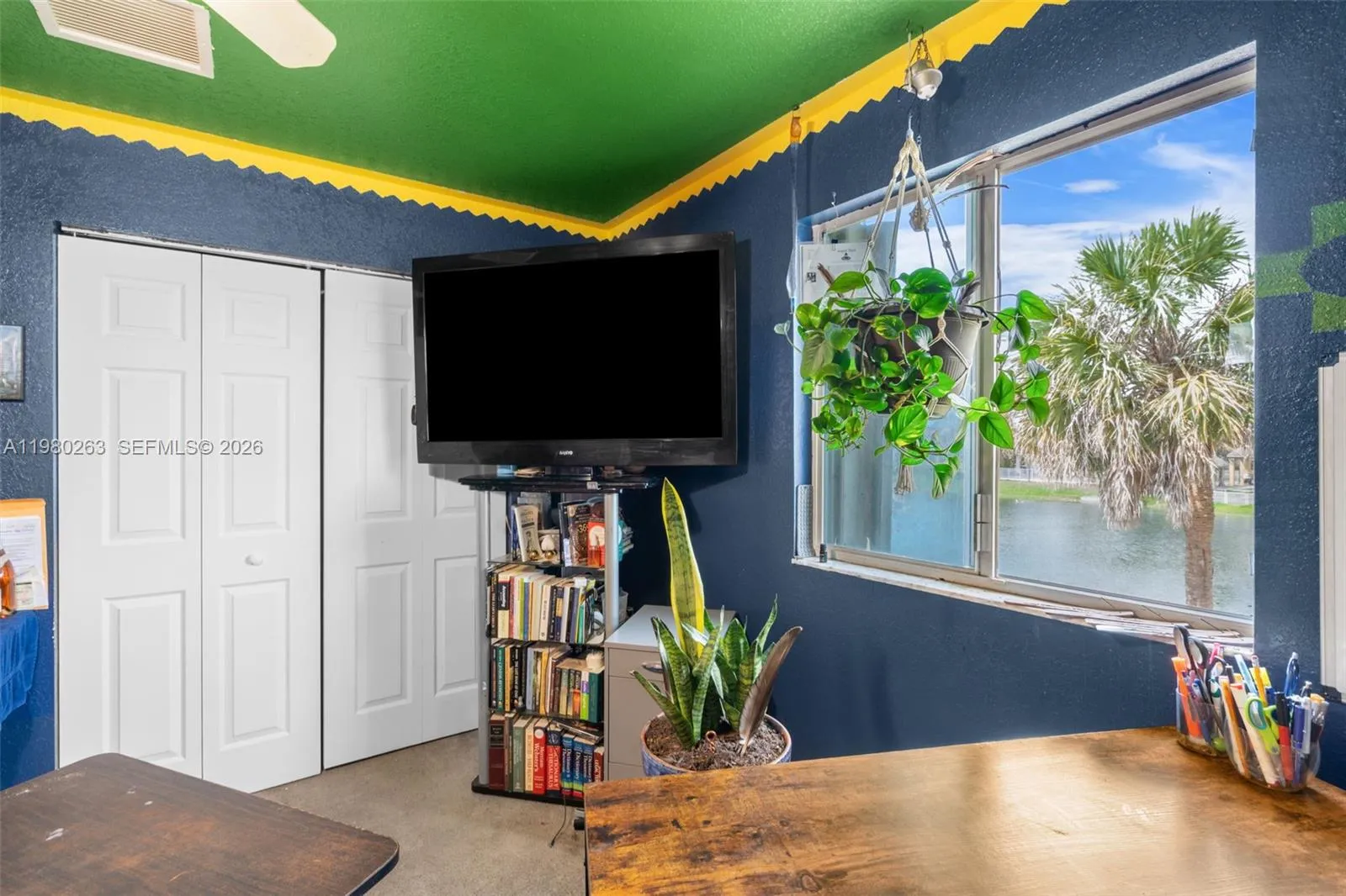 5 of 6 bedrooms overlooks water