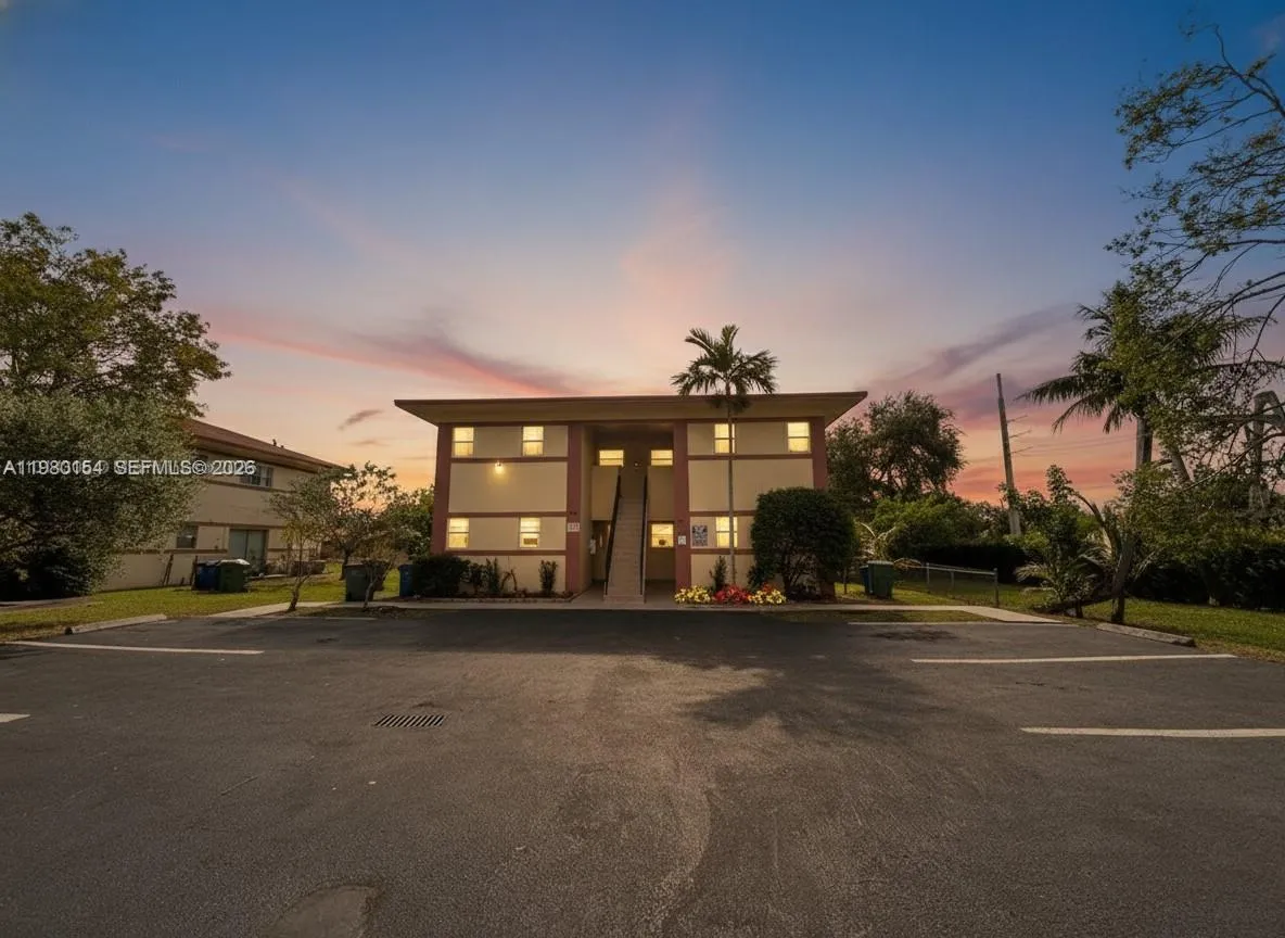 825 Sw 10th St B, Hallandale Beach, Florida 33009, Hallandale Beach, Florida 33009, 2 Bedrooms Bedrooms, ,2 BathroomsBathrooms,Residential Lease,For Rent,825 Sw 10th St B, Hallandale Beach, Florida 33009,A11980154