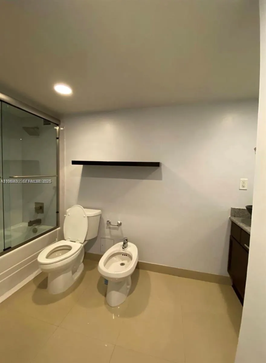 5600 Collins Ave 9y, Miami Beach, Florida 33140, Miami Beach, Florida 33140, 2 Bedrooms Bedrooms, ,2 BathroomsBathrooms,Residential Lease,For Rent,5600 Collins Ave 9y, Miami Beach, Florida 33140,A11980692