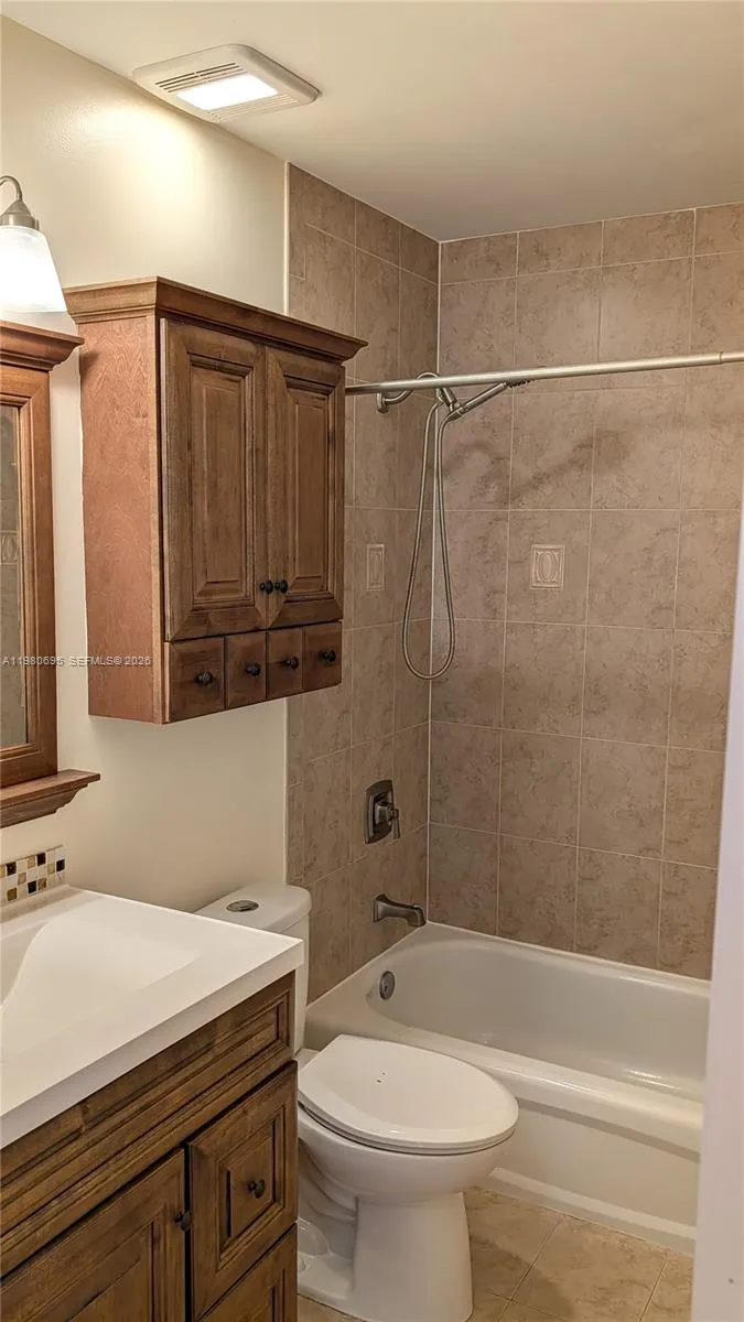 202 W Forest Oak Cir 202, Davie, Florida 33325, Davie, Florida 33325, 3 Bedrooms Bedrooms, ,2 BathroomsBathrooms,Residential Lease,For Rent,202 W Forest Oak Cir 202, Davie, Florida 33325,A11980695
