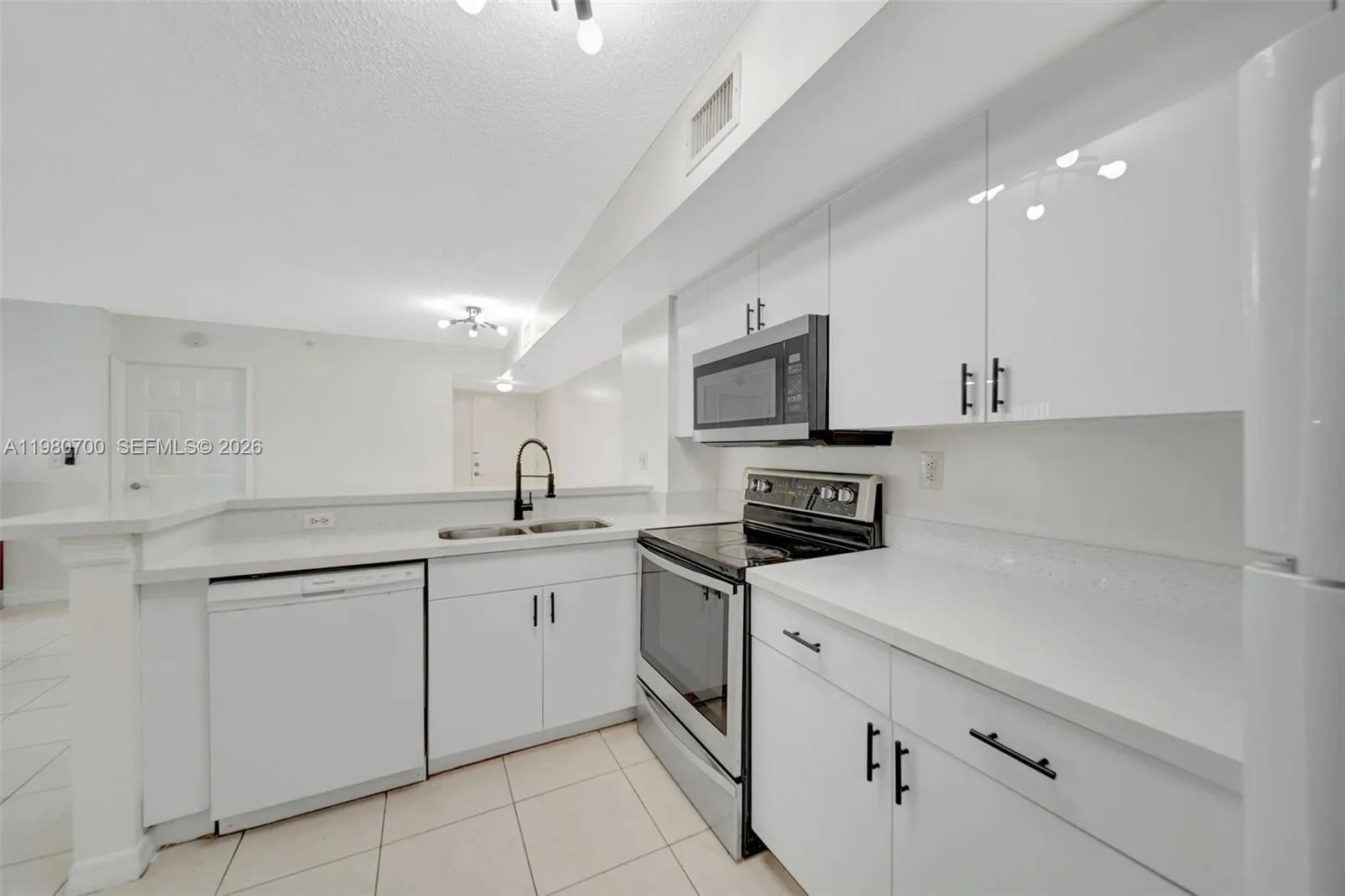 2620 S University Dr 109, Davie, Florida 33328, Davie, Florida 33328, 3 Bedrooms Bedrooms, ,2 BathroomsBathrooms,Residential Lease,For Rent,2620 S University Dr 109, Davie, Florida 33328,A11980700