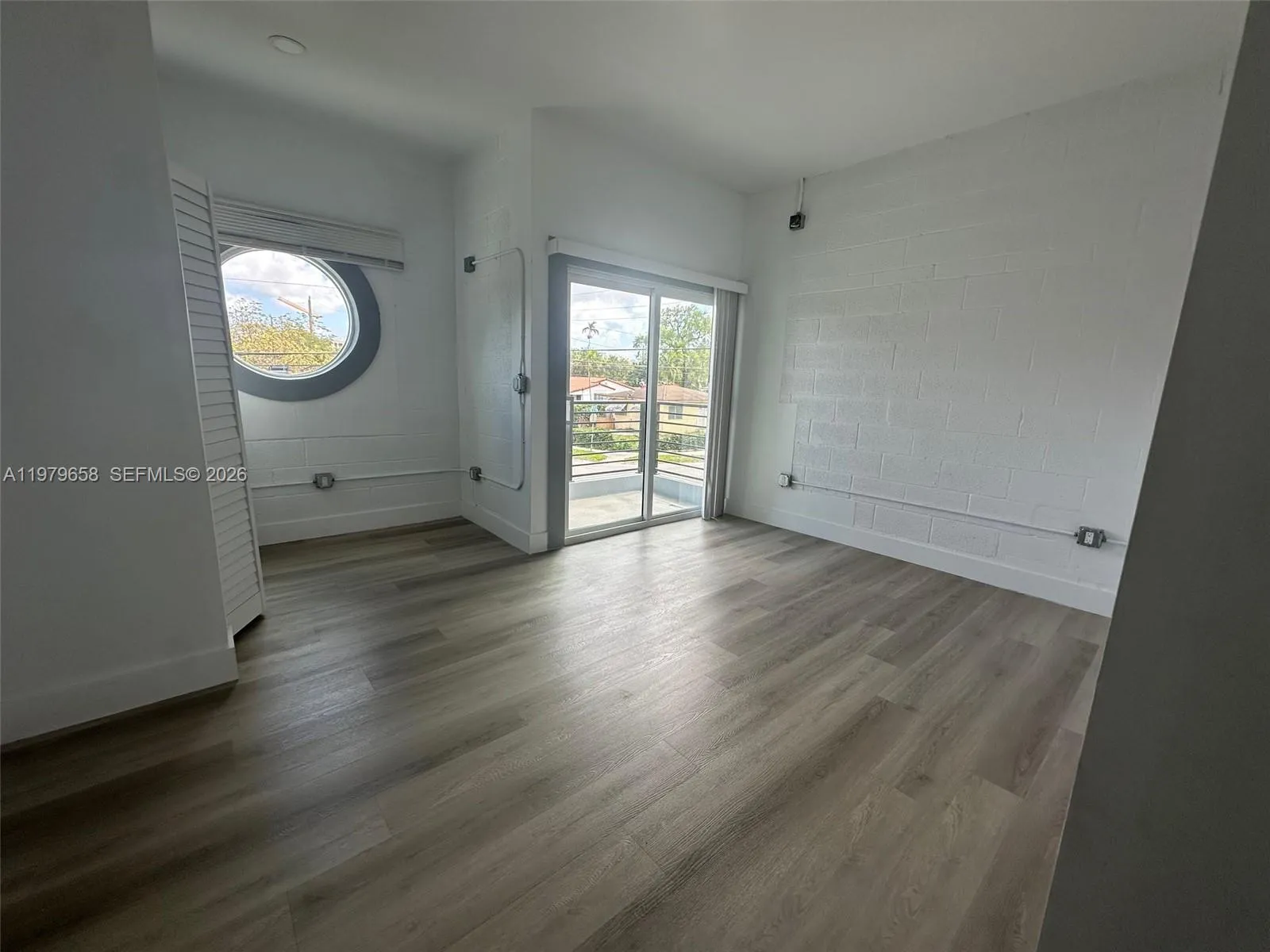Master Bed  2 with balcony