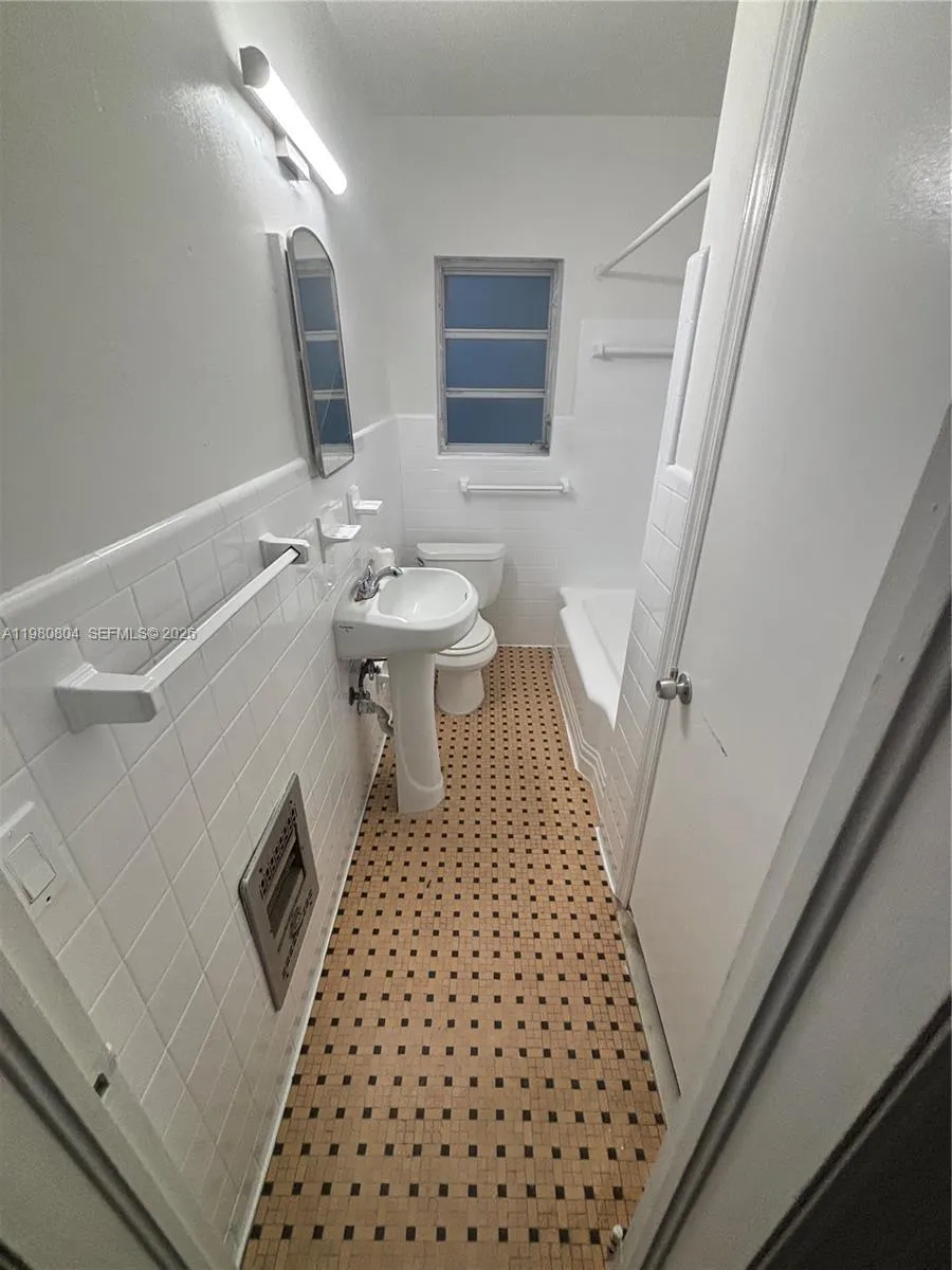 624 Ne 7th Ave 1-5, Fort Lauderdale, Florida 33304, Fort Lauderdale, Florida 33304, 1 Bedroom Bedrooms, ,1 BathroomBathrooms,Residential Lease,For Rent,624 Ne 7th Ave 1-5, Fort Lauderdale, Florida 33304,A11980804