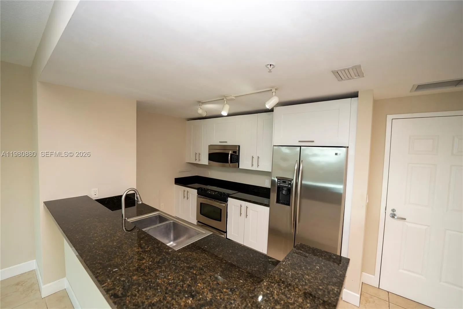 1300 Ponce De Leon Blvd 808, Coral Gables, Florida, Coral Gables, Florida 33134, 1 Bedroom Bedrooms, ,1 BathroomBathrooms,Residential Lease,For Rent,1300 Ponce De Leon Blvd 808, Coral Gables, Florida,A11980880