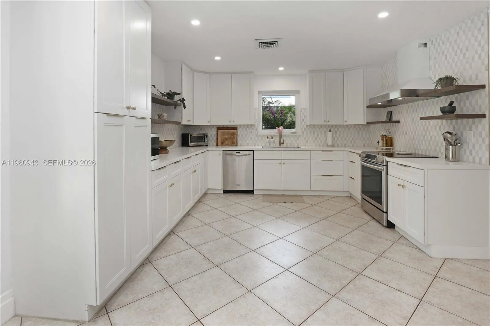 1628 Monroe St, Hollywood, Florida 33020, Hollywood, Florida 33020, 4 Bedrooms Bedrooms, ,3 BathroomsBathrooms,Residential,For Sale,1628 Monroe St, Hollywood, Florida 33020,A11980943