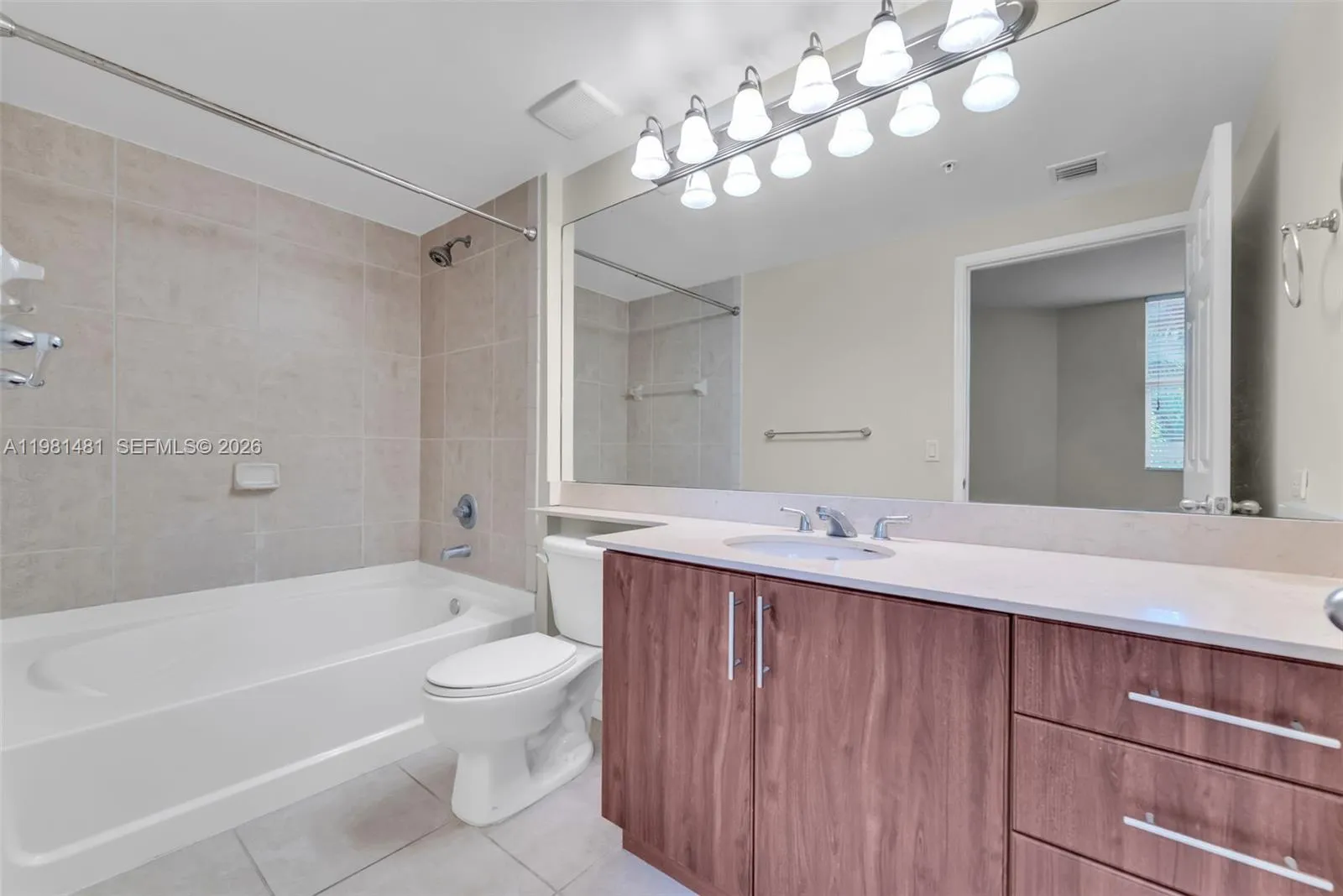 2421 Ne 65th St 403, Fort Lauderdale, Florida 3330, Fort Lauderdale, Florida 33308, 2 Bedrooms Bedrooms, ,2 BathroomsBathrooms,Residential,For Sale,2421 Ne 65th St 403, Fort Lauderdale, Florida 3330,A11981481