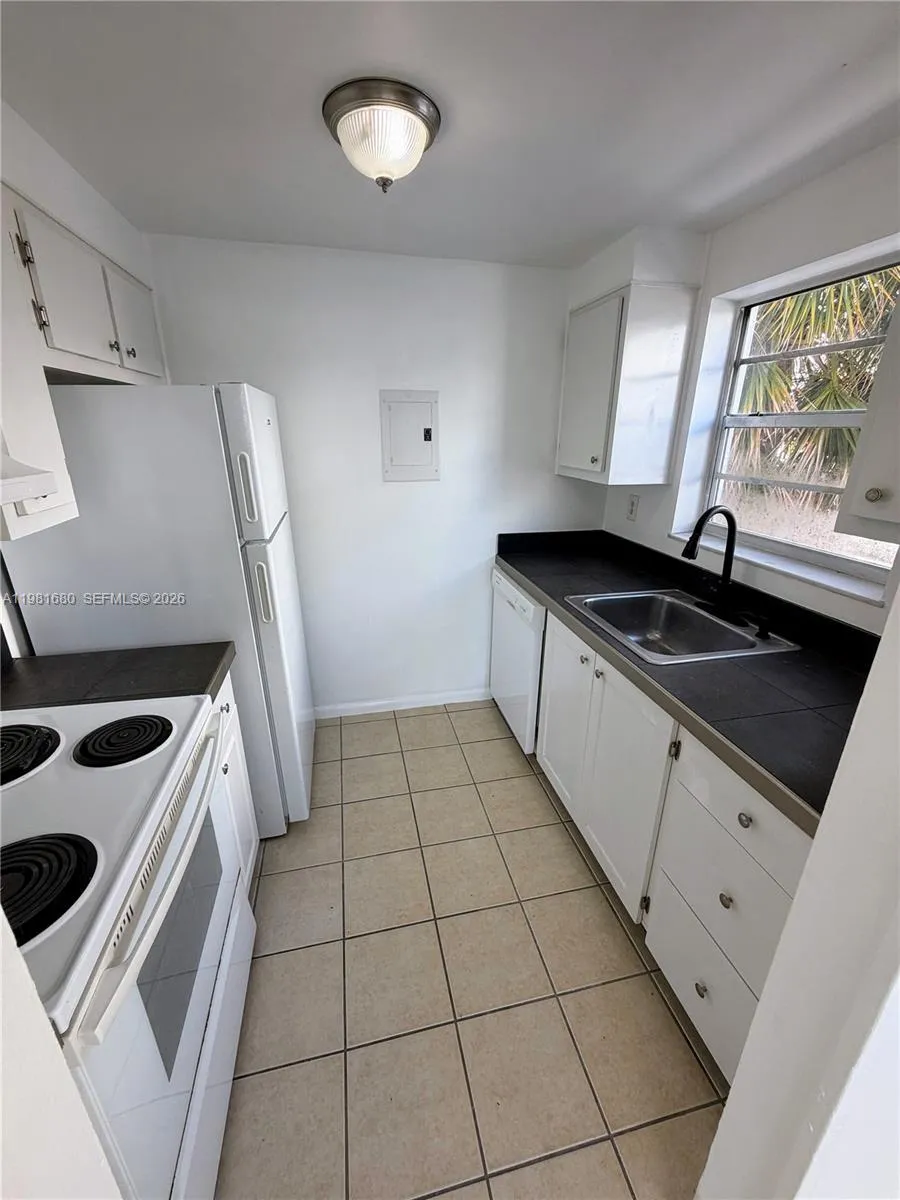 2001 Bay Dr 204, Miami Beach, Florida 33141, Miami Beach, Florida 33141, 2 Bedrooms Bedrooms, ,2 BathroomsBathrooms,Residential Lease,For Rent,2001 Bay Dr 204, Miami Beach, Florida 33141,A11981680