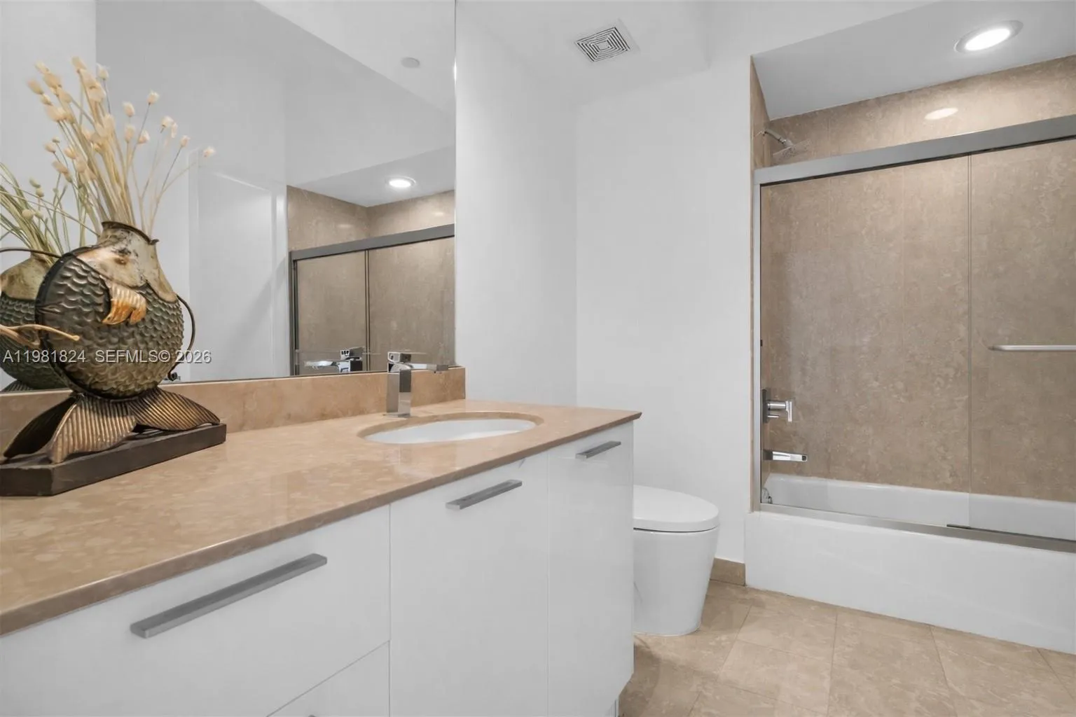 400 Alton Rd 407, Miami Beach, Florida 33139, Miami Beach, Florida 33139, 2 Bedrooms Bedrooms, ,2 BathroomsBathrooms,Residential Lease,For Rent,400 Alton Rd 407, Miami Beach, Florida 33139,A11981824