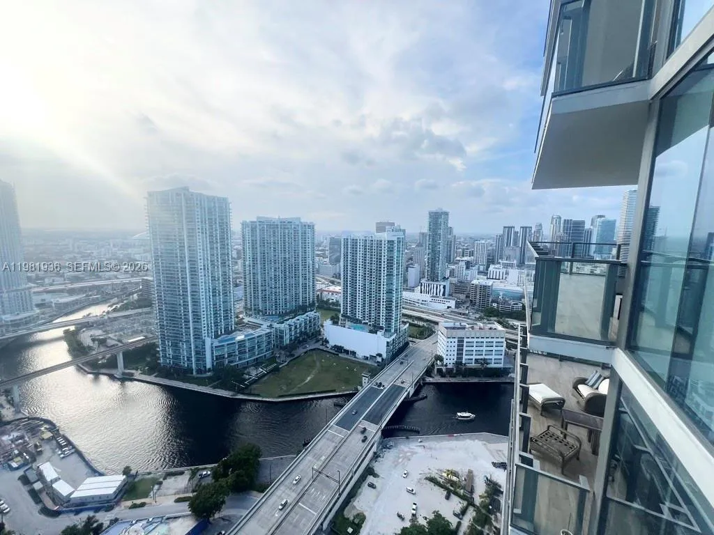 68 Se 6 3510, Miami, Florida 33131, Miami, Florida 33131, 2 Bedrooms Bedrooms, ,2 BathroomsBathrooms,Residential Lease,For Rent,68 Se 6 3510, Miami, Florida 33131,A11981936