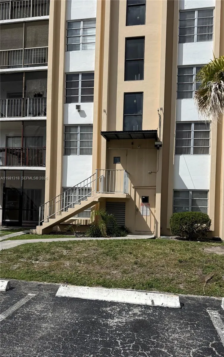 4174 Inverrary Dr 402, Lauderhill, Florida 33319, Lauderhill, Florida 33319, 2 Bedrooms Bedrooms, ,2 BathroomsBathrooms,Residential Lease,For Rent,4174 Inverrary Dr 402, Lauderhill, Florida 33319,A11981318