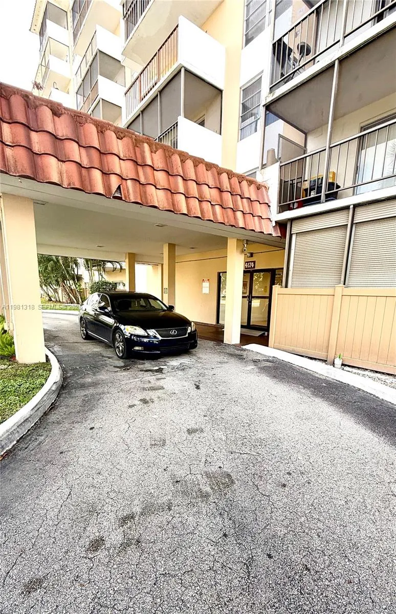 4174 Inverrary Dr 402, Lauderhill, Florida 33319, Lauderhill, Florida 33319, 2 Bedrooms Bedrooms, ,2 BathroomsBathrooms,Residential Lease,For Rent,4174 Inverrary Dr 402, Lauderhill, Florida 33319,A11981318