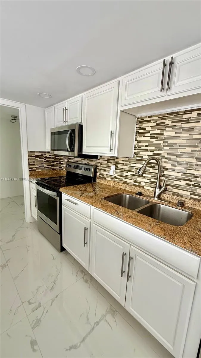 4174 Inverrary Dr 402, Lauderhill, Florida 33319, Lauderhill, Florida 33319, 2 Bedrooms Bedrooms, ,2 BathroomsBathrooms,Residential Lease,For Rent,4174 Inverrary Dr 402, Lauderhill, Florida 33319,A11981318