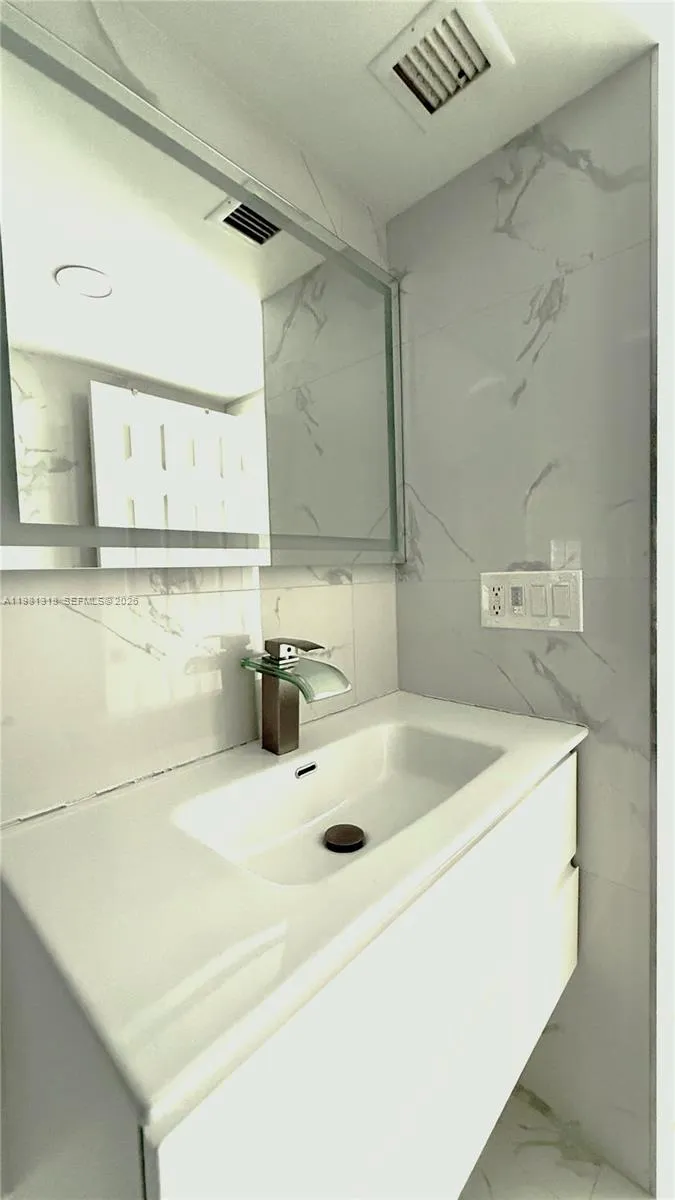 4174 Inverrary Dr 402, Lauderhill, Florida 33319, Lauderhill, Florida 33319, 2 Bedrooms Bedrooms, ,2 BathroomsBathrooms,Residential Lease,For Rent,4174 Inverrary Dr 402, Lauderhill, Florida 33319,A11981318