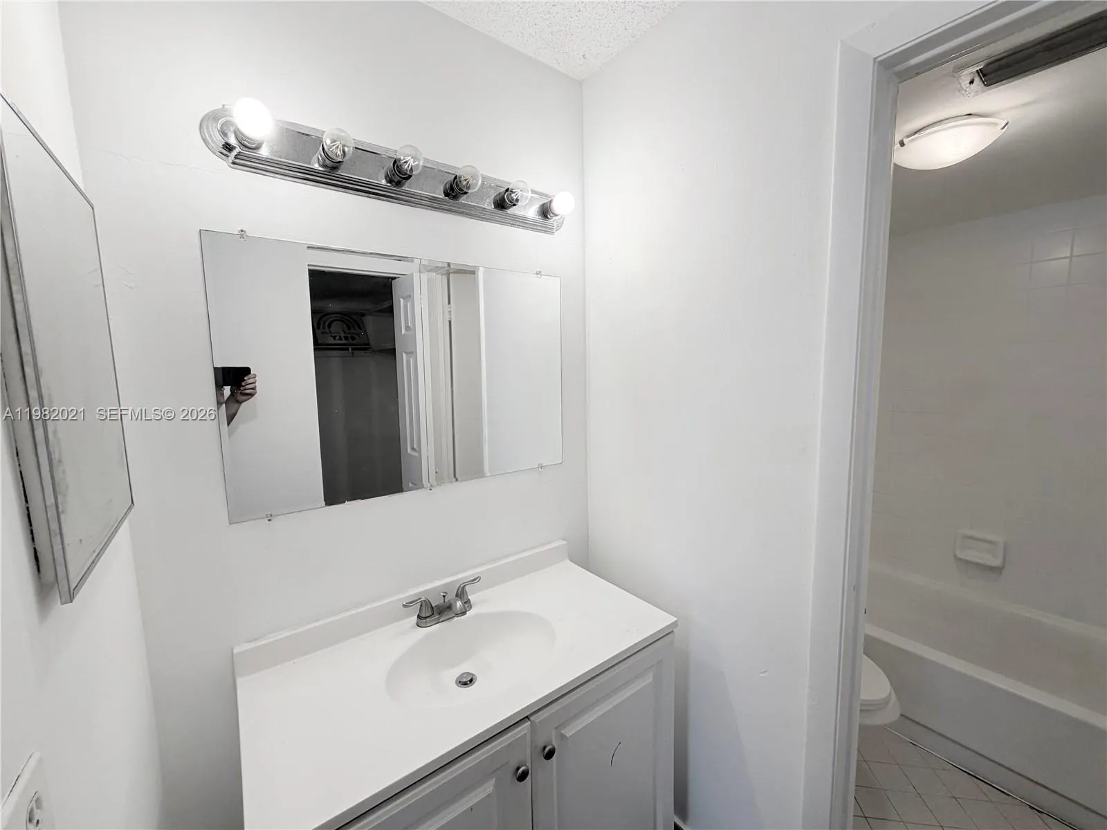 206 Lake Pointe Dr 206, Oakland Park, Florida 3330, Oakland Park, Florida 33309, 2 Bedrooms Bedrooms, ,2 BathroomsBathrooms,Residential Lease,For Rent,206 Lake Pointe Dr 206, Oakland Park, Florida 3330,A11982021