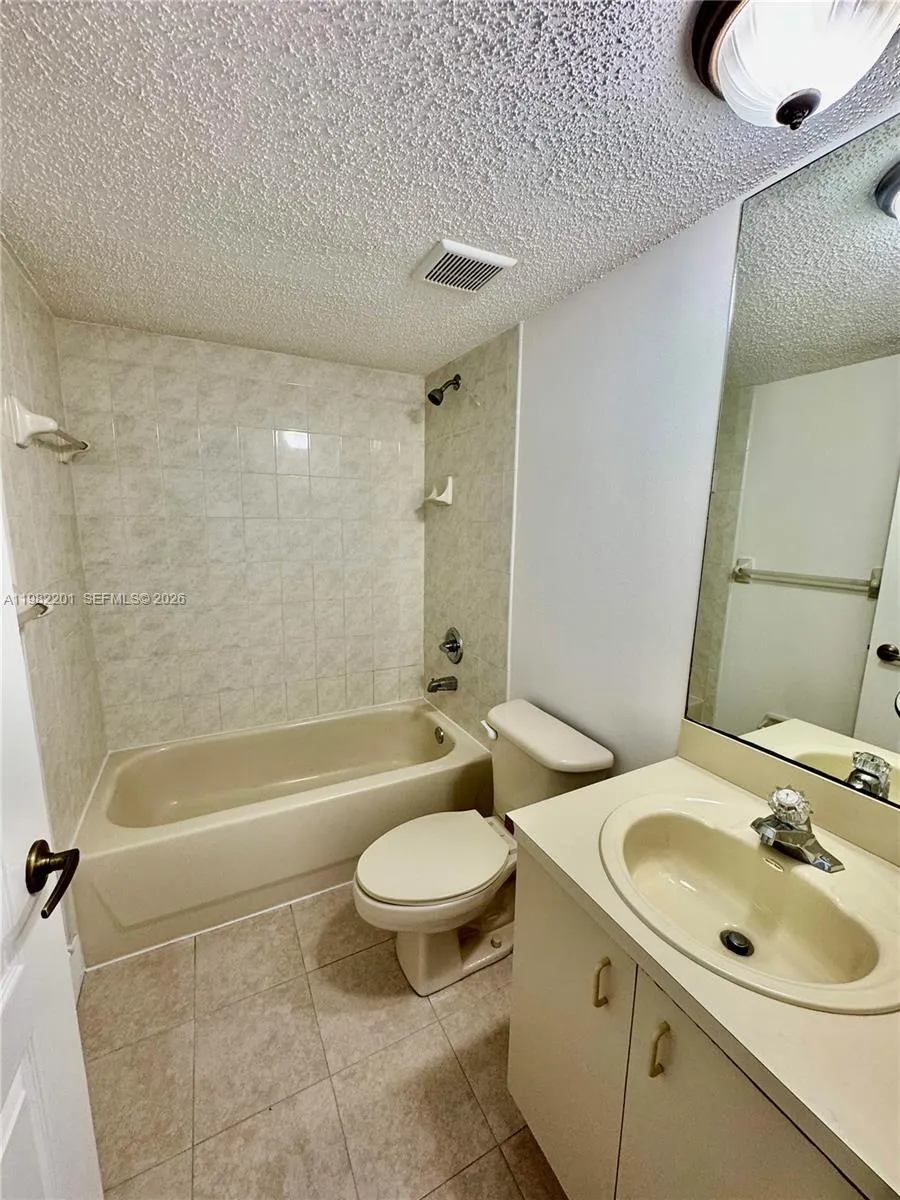 4681 Nw 9th St 211, Miami, Florida 33126, Miami, Florida 33126, 2 Bedrooms Bedrooms, ,2 BathroomsBathrooms,Residential Lease,For Rent,4681 Nw 9th St 211, Miami, Florida 33126,A11982201