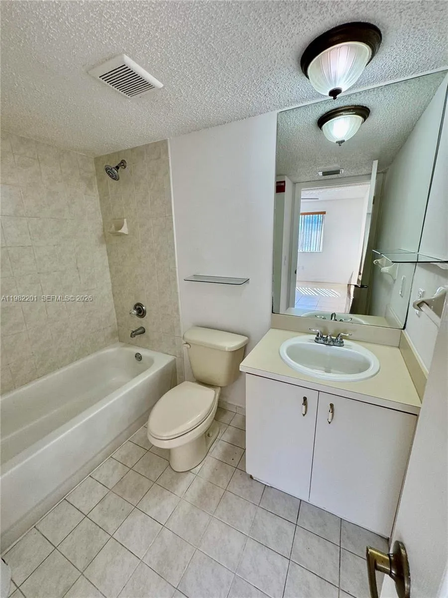 4681 Nw 9th St 211, Miami, Florida 33126, Miami, Florida 33126, 2 Bedrooms Bedrooms, ,2 BathroomsBathrooms,Residential Lease,For Rent,4681 Nw 9th St 211, Miami, Florida 33126,A11982201