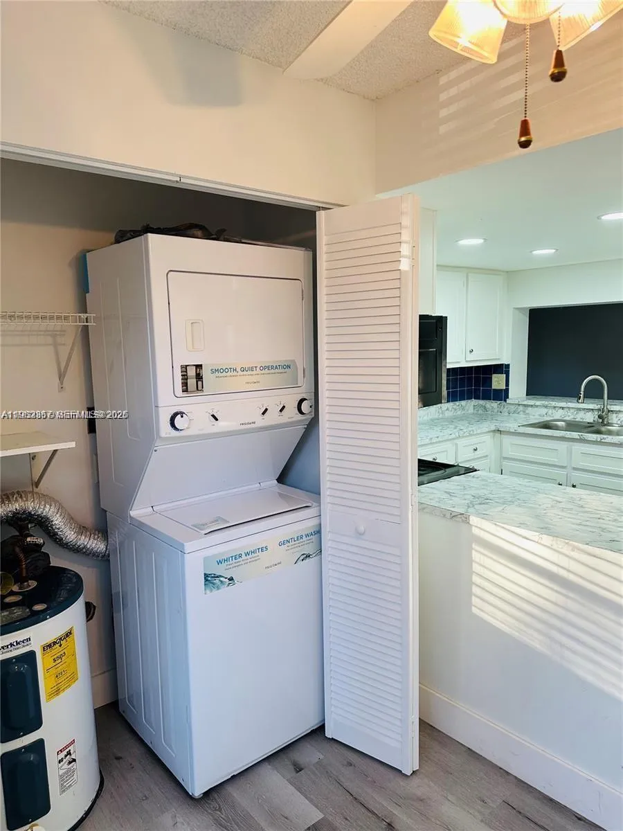 9501 Seagrape Dr 101, Davie, Florida 33324, Davie, Florida 33324, 3 Bedrooms Bedrooms, ,2 BathroomsBathrooms,Residential,For Sale,9501 Seagrape Dr 101, Davie, Florida 33324,A11982367