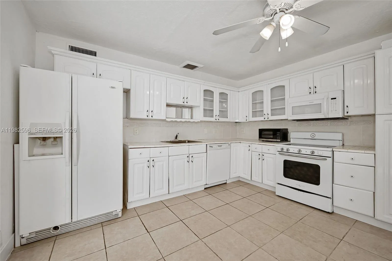 1922 Mckinley St 3, Hollywood, Florida 33020, Hollywood, Florida 33020, ,1 BathroomBathrooms,Residential Lease,For Rent,1922 Mckinley St 3, Hollywood, Florida 33020,A11982596