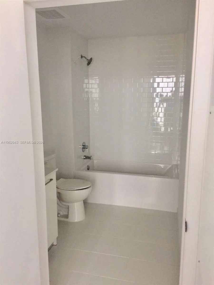 151 Se 1 St Ph 10, Miami, Florida 33131, Miami, Florida 33131, 1 Bedroom Bedrooms, ,1 BathroomBathrooms,Residential Lease,For Rent,151 Se 1 St Ph 10, Miami, Florida 33131,A11982943