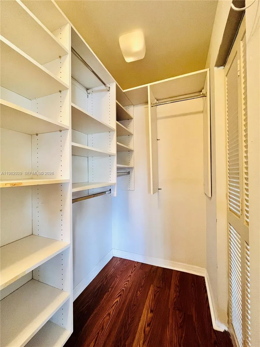 WALKING CLOSET