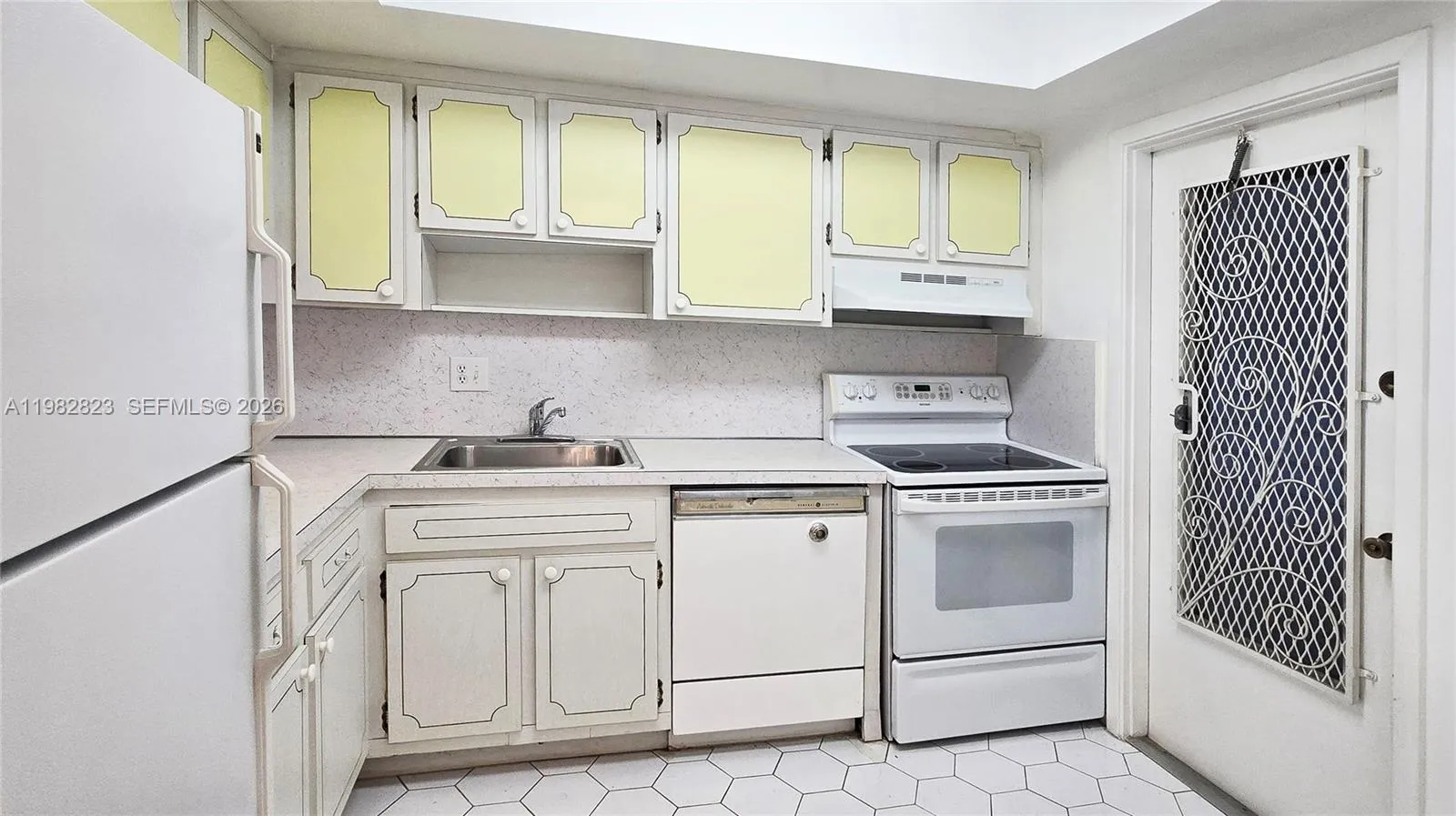 1201 Hillcrest Ct 302, Hollywood, Florida 33021, Hollywood, Florida 33021, 2 Bedrooms Bedrooms, ,2 BathroomsBathrooms,Residential,For Sale,1201 Hillcrest Ct 302, Hollywood, Florida 33021,A11982823