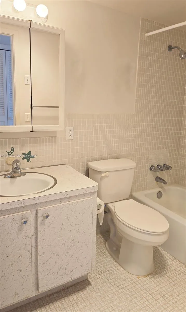 1201 Hillcrest Ct 302, Hollywood, Florida 33021, Hollywood, Florida 33021, 2 Bedrooms Bedrooms, ,2 BathroomsBathrooms,Residential,For Sale,1201 Hillcrest Ct 302, Hollywood, Florida 33021,A11982823