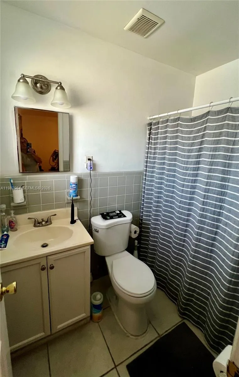 Wilton Manors, Florida 33305, 2 Bedrooms Bedrooms, ,2 BathroomsBathrooms,Residential Lease,For Rent,A11982964