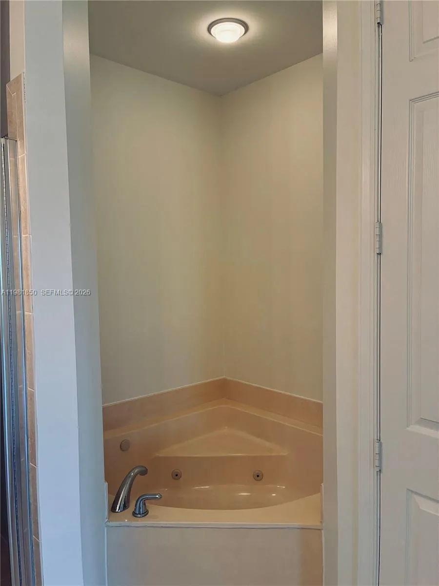 2757 Center Ct Dr 1-20, Weston, Florida 33332, Weston, Florida 33332, 3 Bedrooms Bedrooms, ,2 BathroomsBathrooms,Residential Lease,For Rent,2757 Center Ct Dr 1-20, Weston, Florida 33332,A11981850