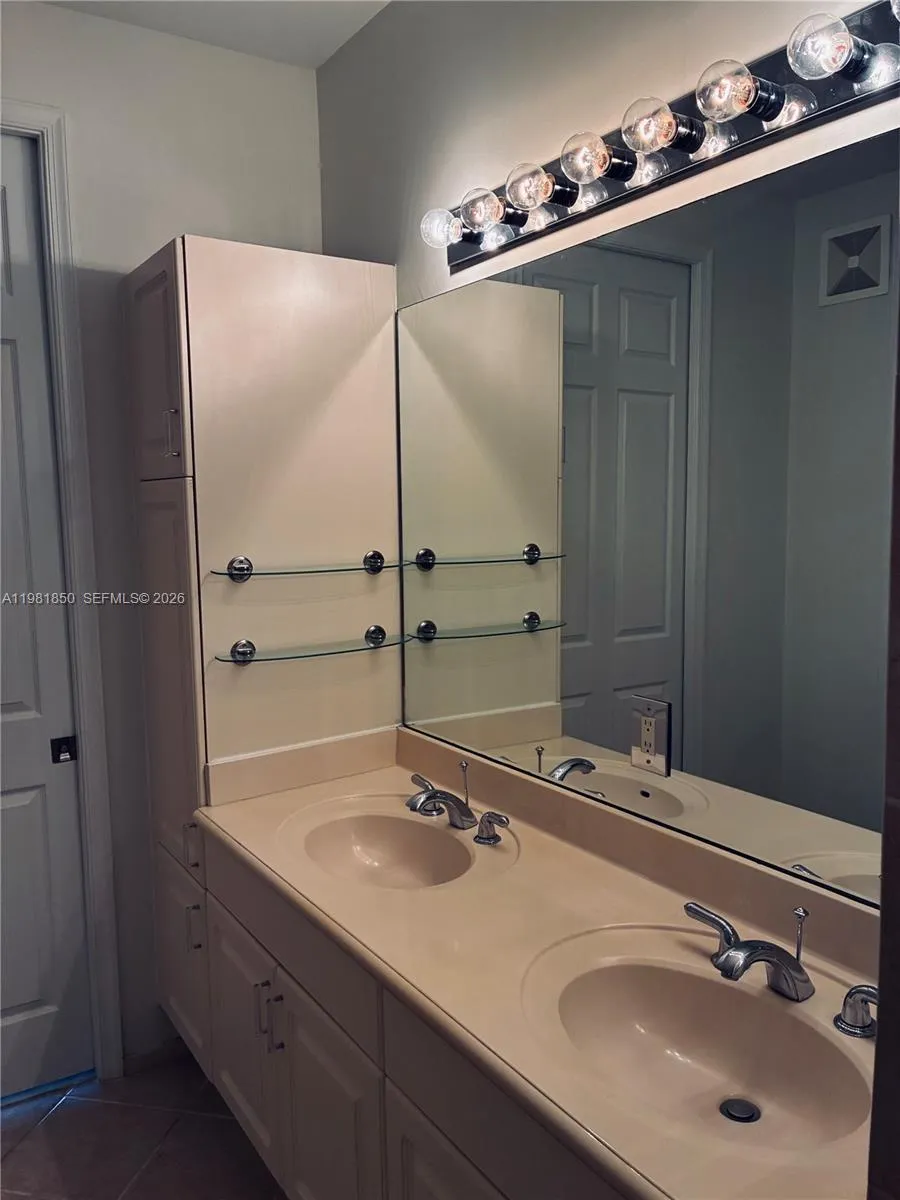 2757 Center Ct Dr 1-20, Weston, Florida 33332, Weston, Florida 33332, 3 Bedrooms Bedrooms, ,2 BathroomsBathrooms,Residential Lease,For Rent,2757 Center Ct Dr 1-20, Weston, Florida 33332,A11981850